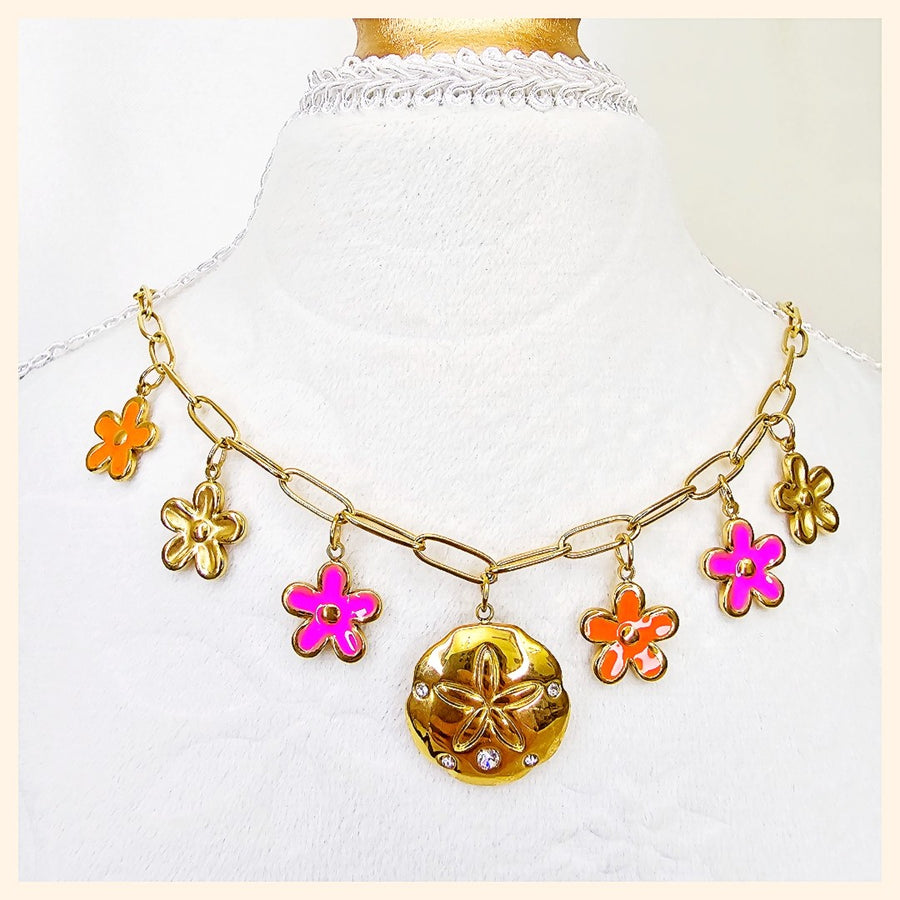 Jean Dripping Daisy Necklace