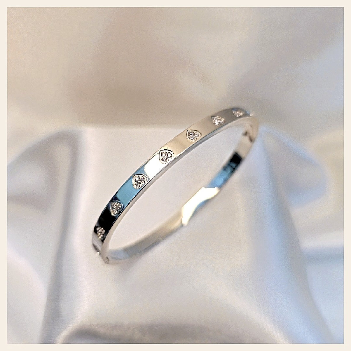 Elda Engraved Heart Bangle