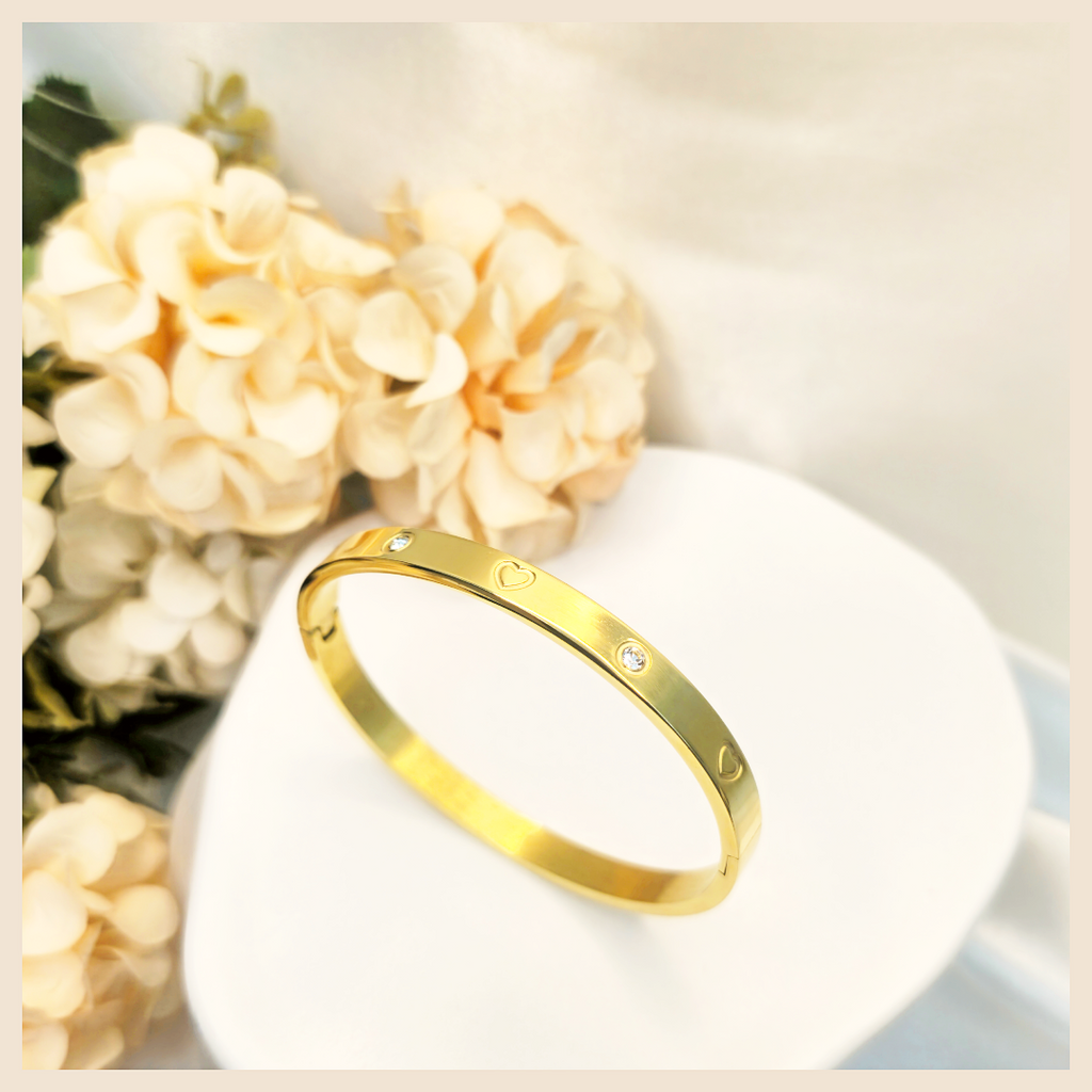 Ains Heart Zircon Bangle
