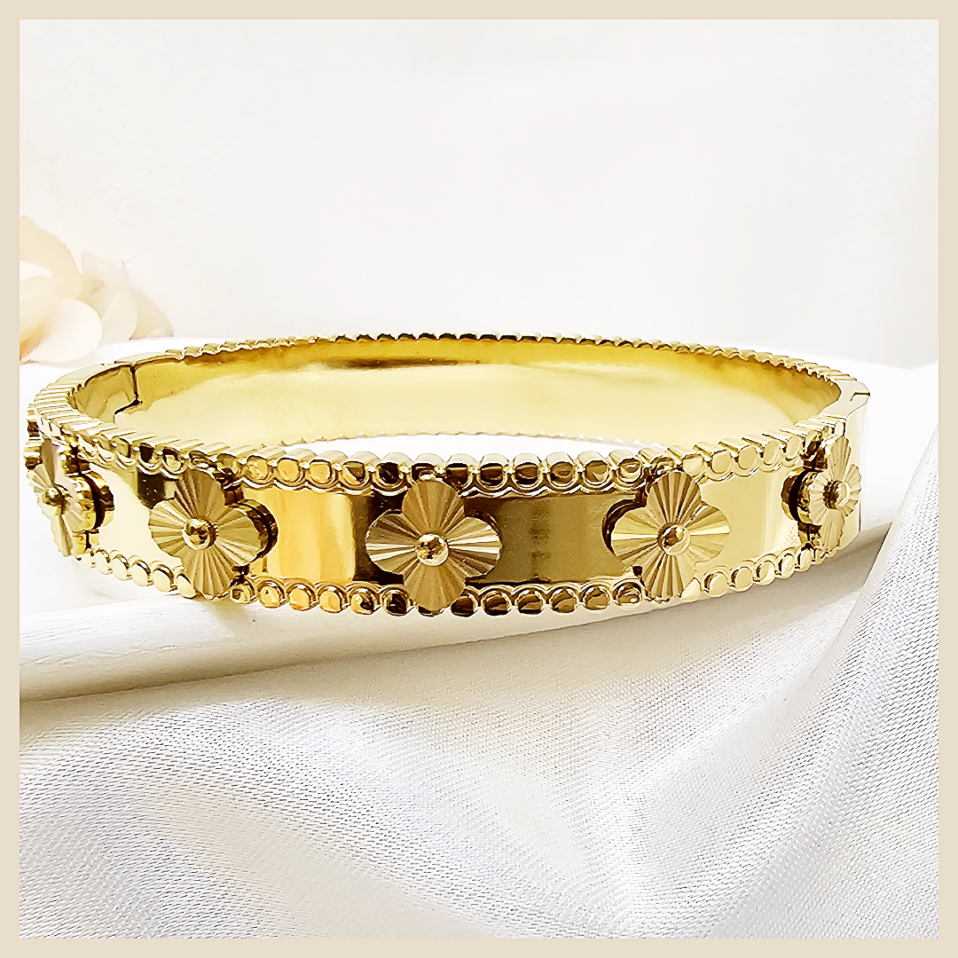 Dina 4 Clover Golden Bangle