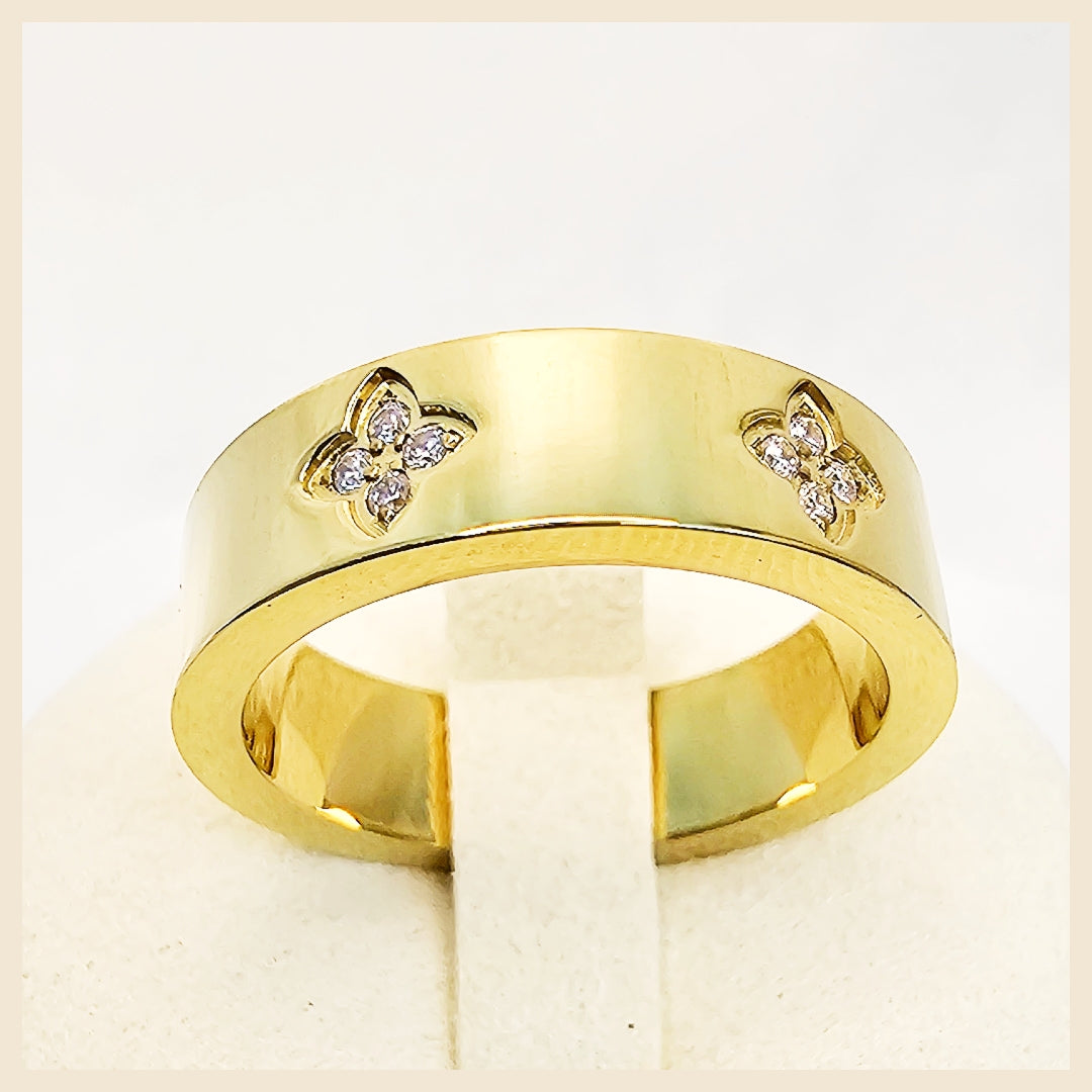 Kyla Embossed Clover Ring