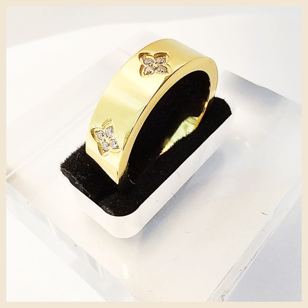 Kyla Embossed Clover Ring