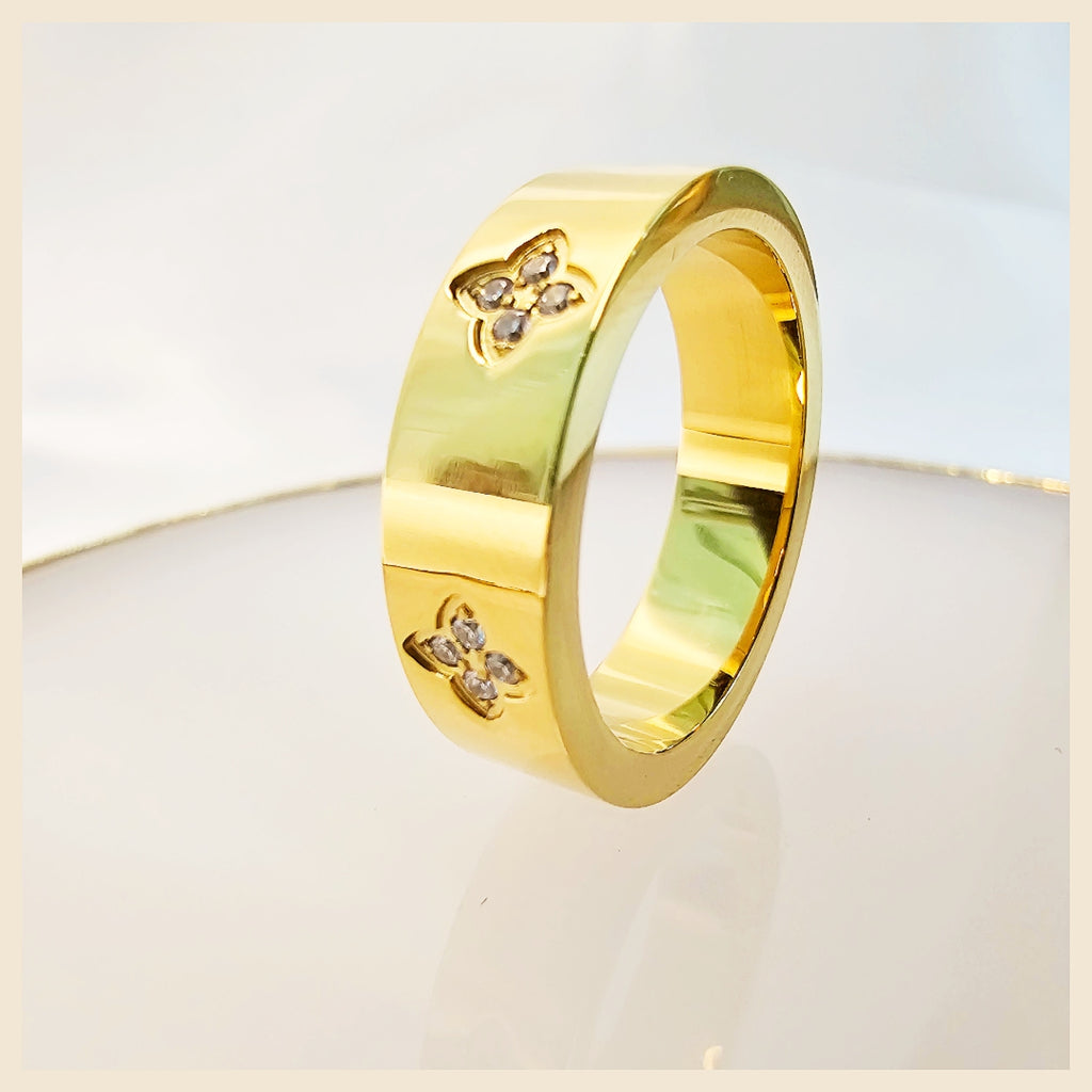 Kyla Embossed Clover Ring