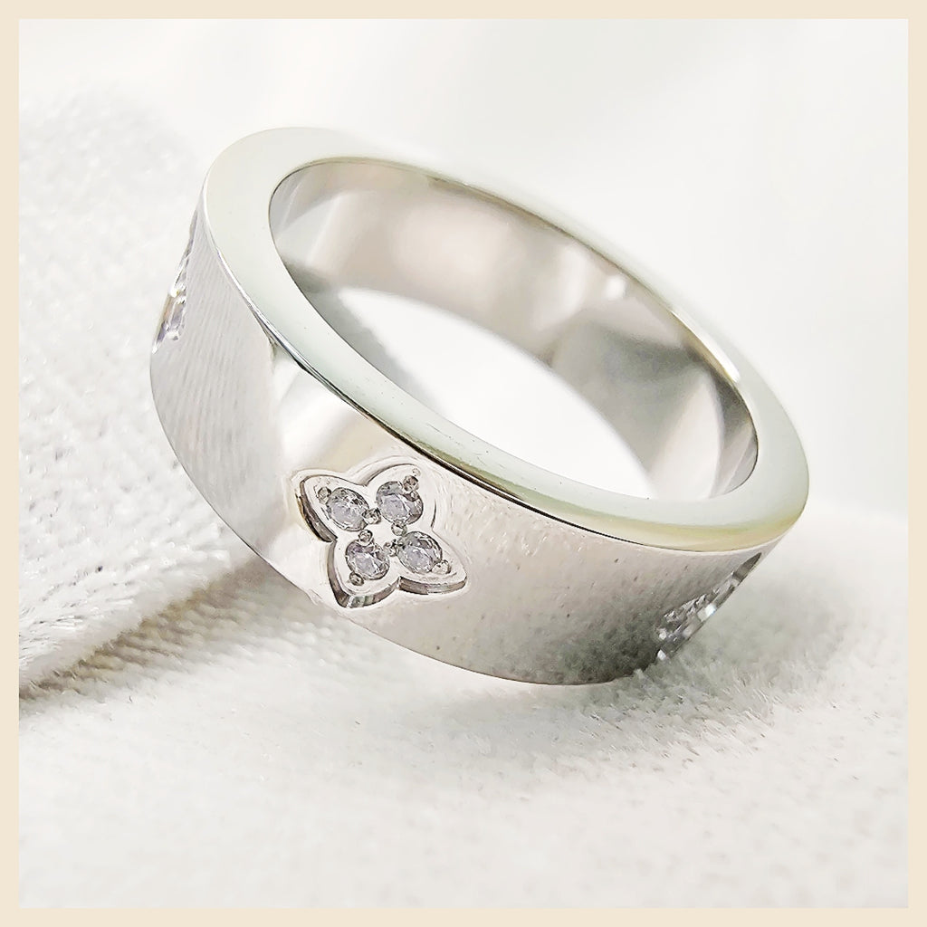 Kyla Embossed Clover Ring
