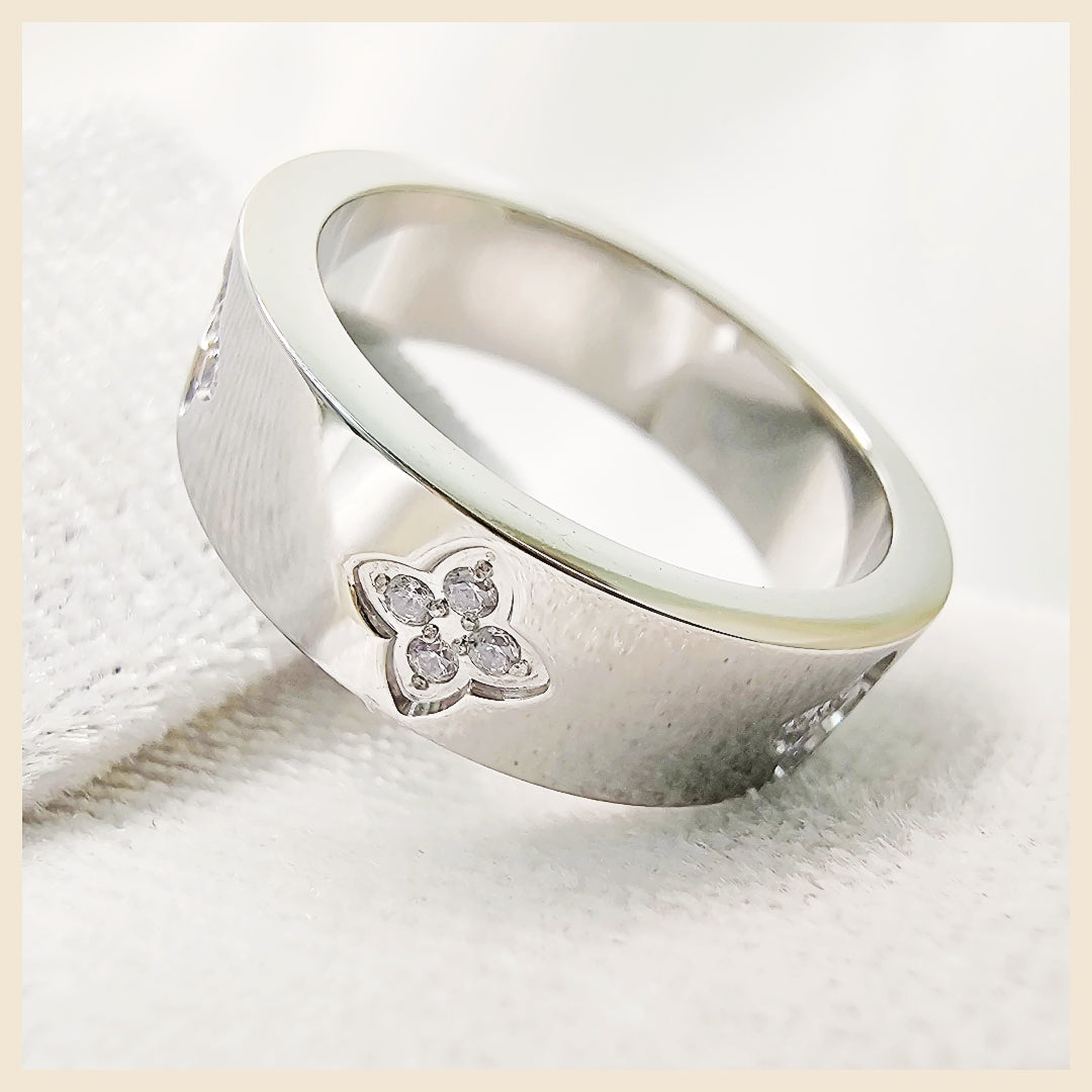 Kyla Embossed Clover Ring