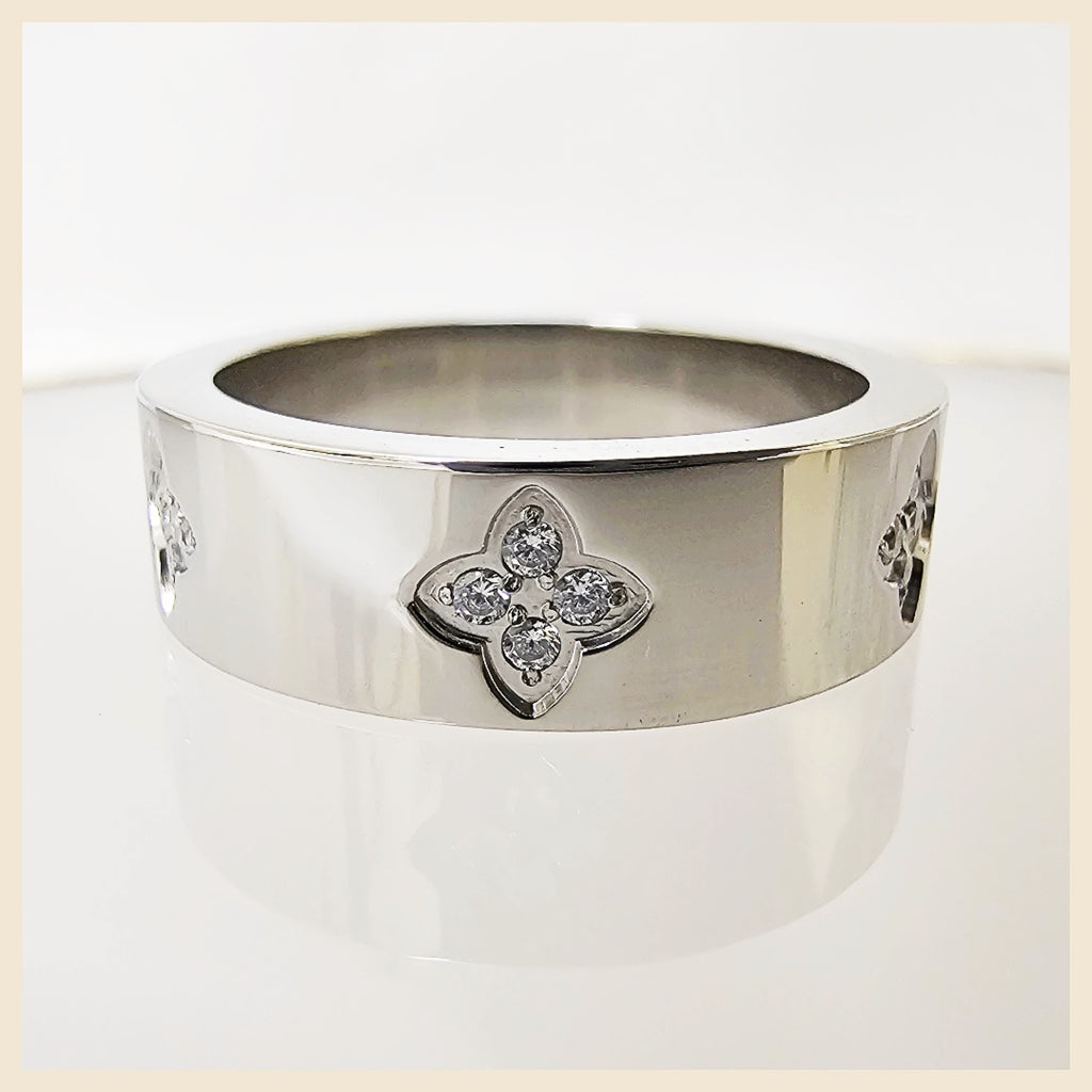 Kyla Embossed Clover Ring