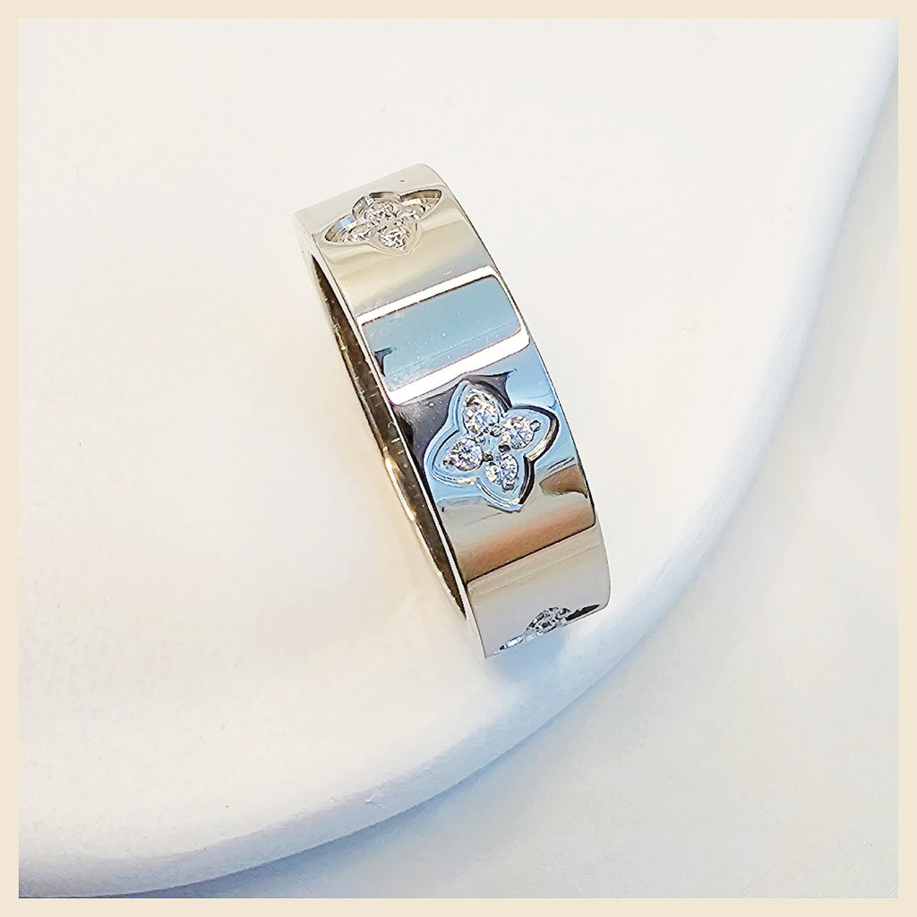 Kyla Embossed Clover Ring