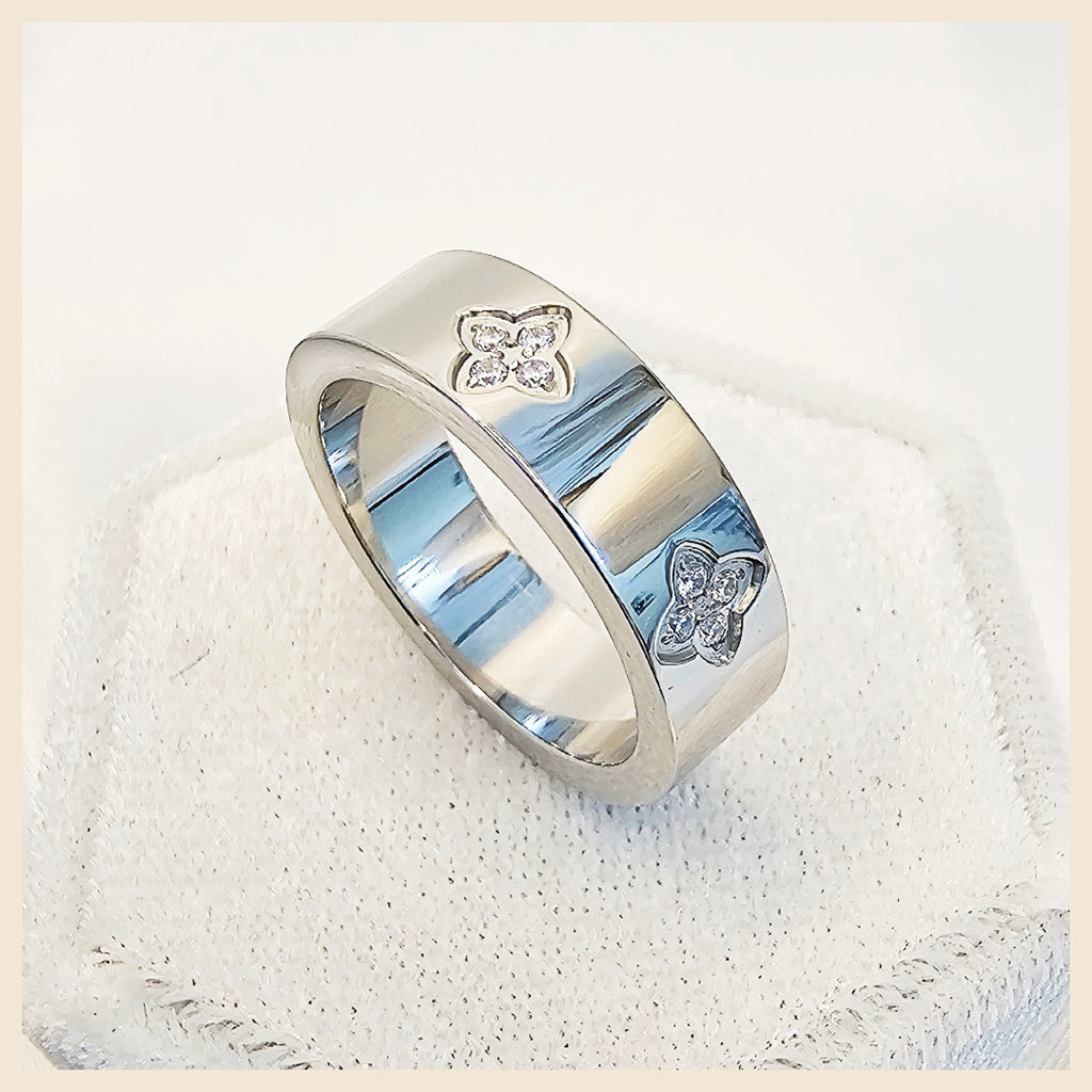 Kyla Embossed Clover Ring