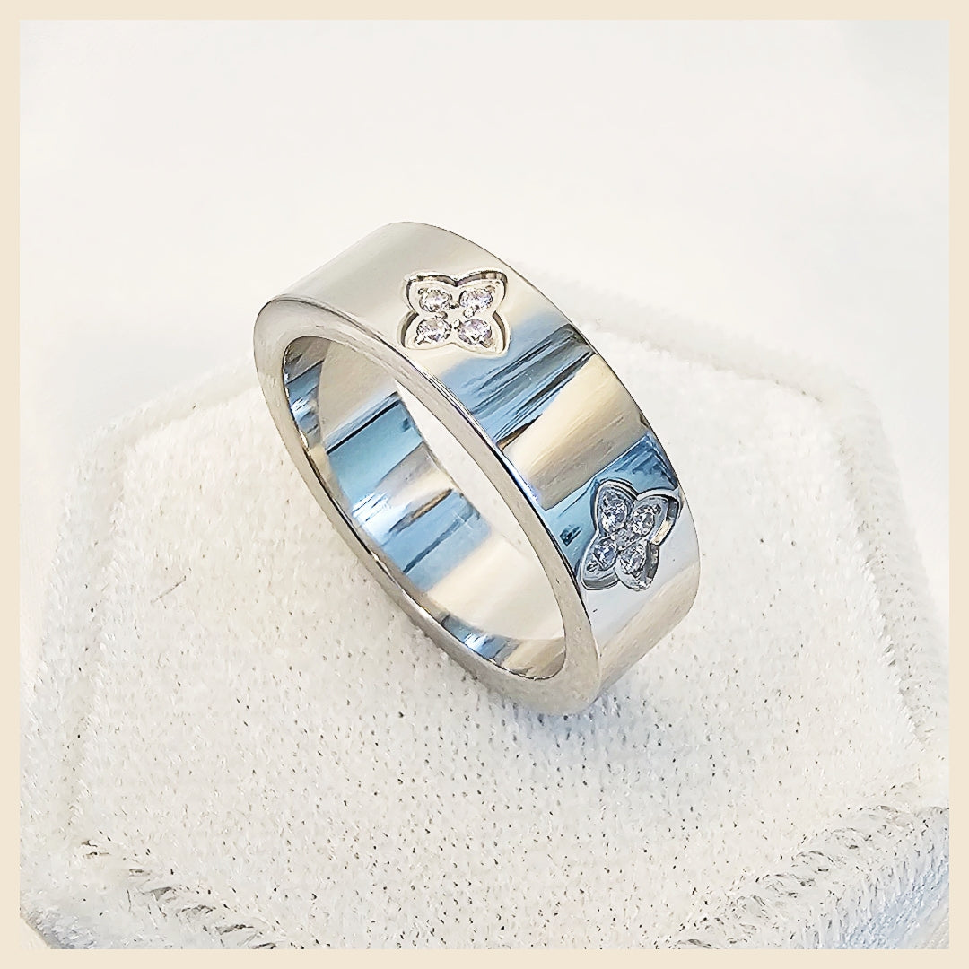 Kyla Embossed Clover Ring