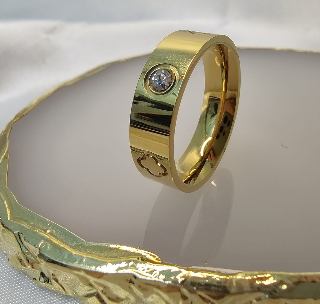 Lara Clover Stone Ring