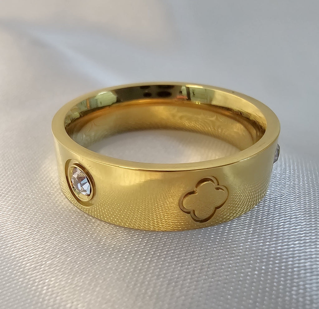 Lara Clover Stone Ring