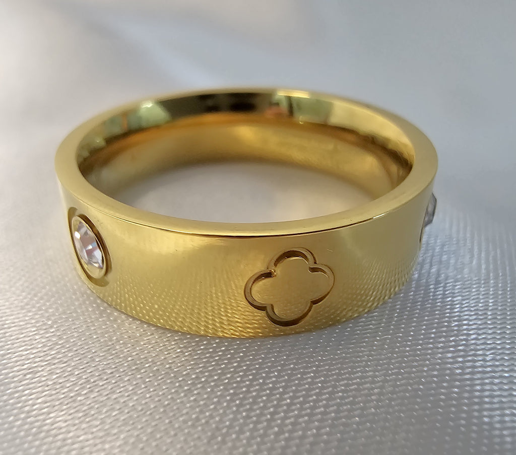 Lara Clover Stone Ring