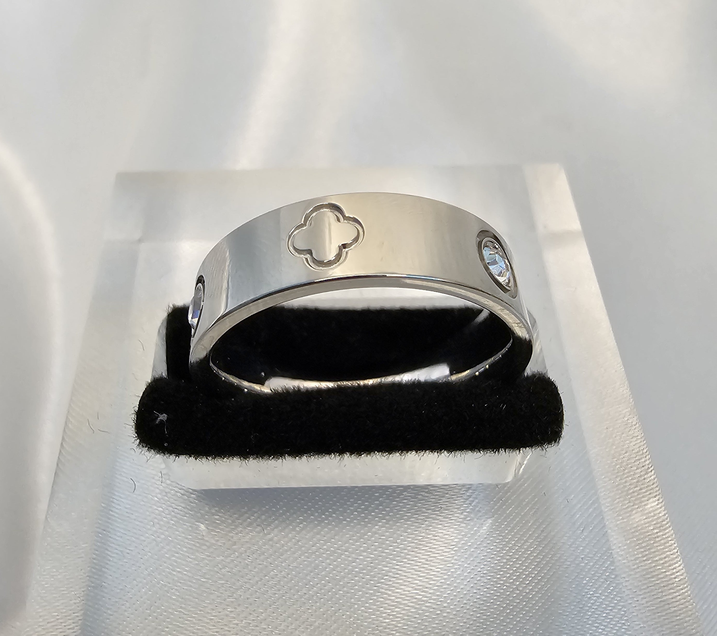 Lara Clover Stone Ring