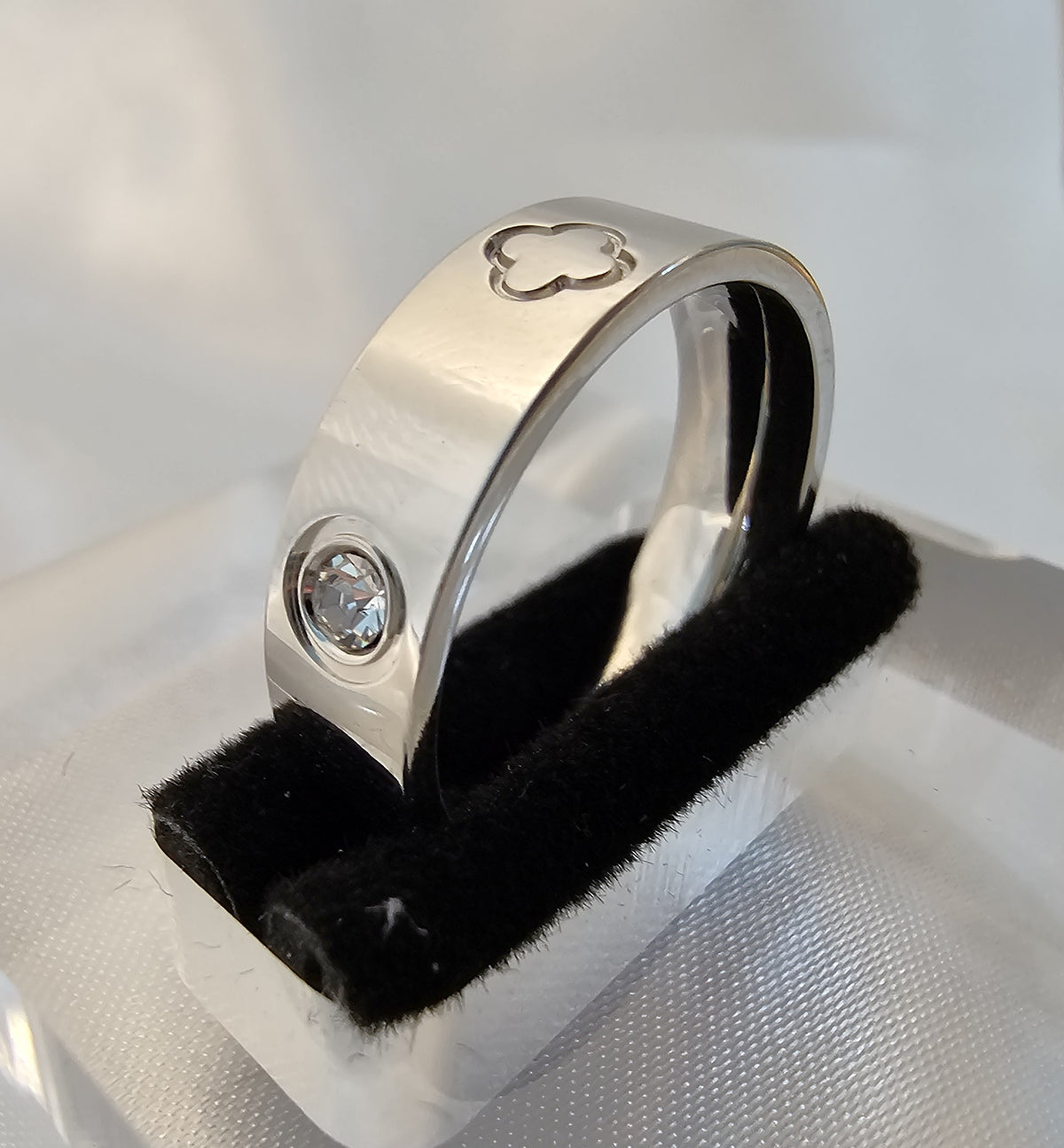 Lara Clover Stone Ring