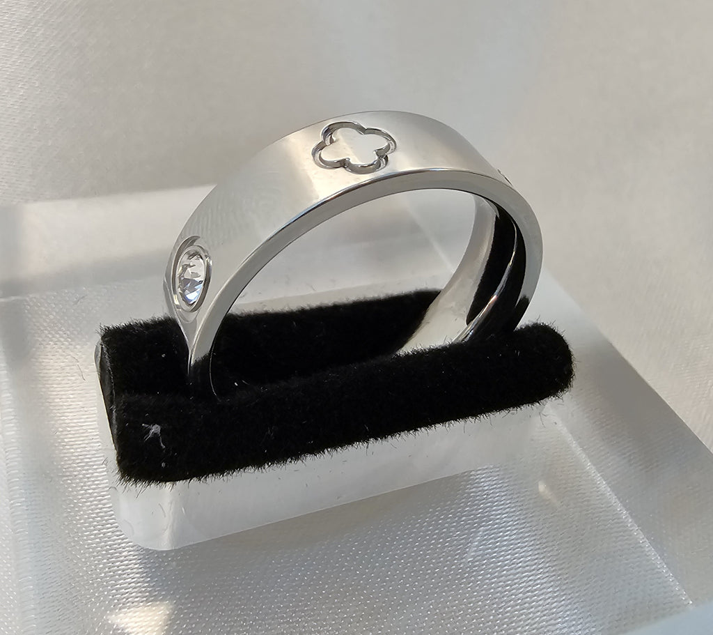 Lara Clover Stone Ring