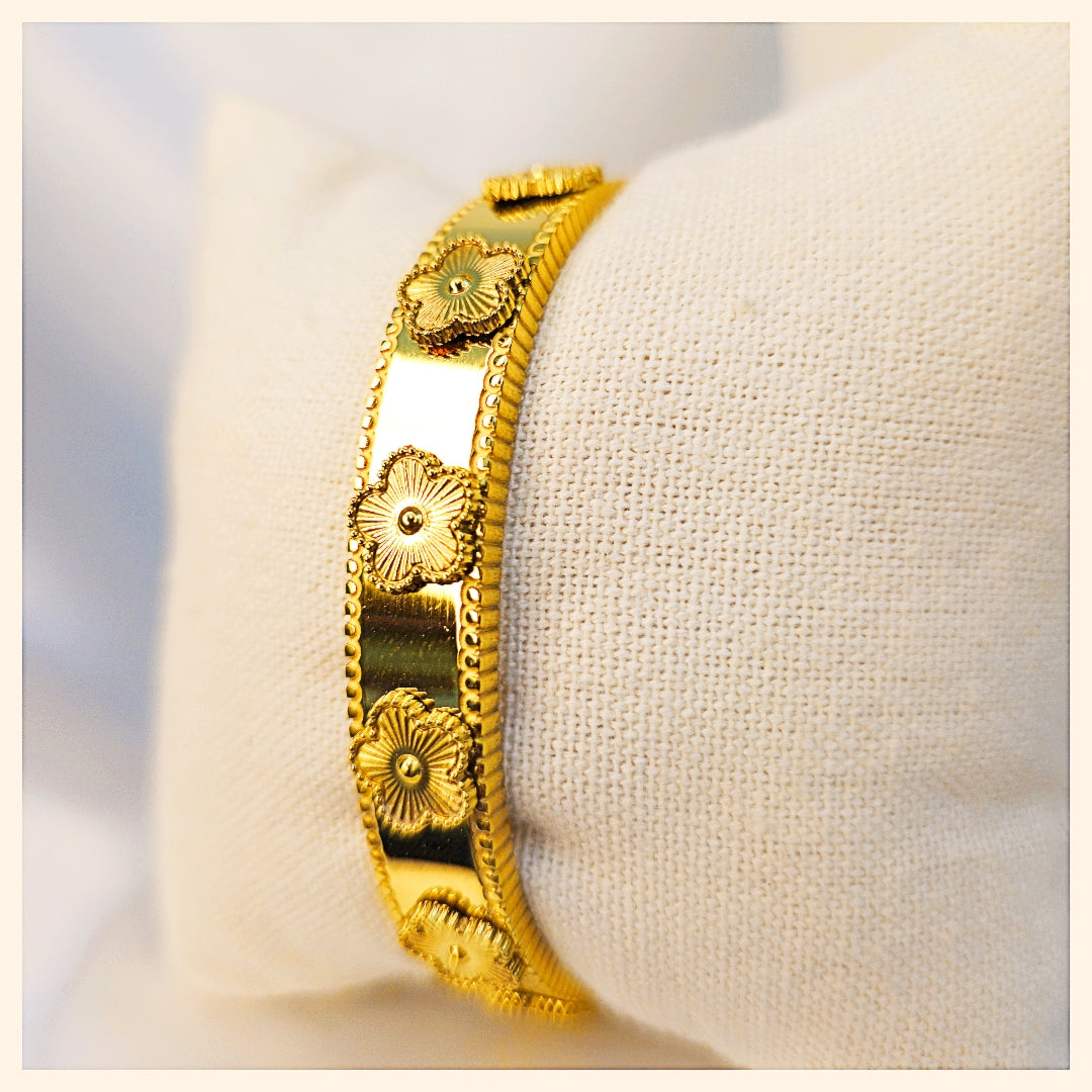 Kate Deep Petal Clover Bangle