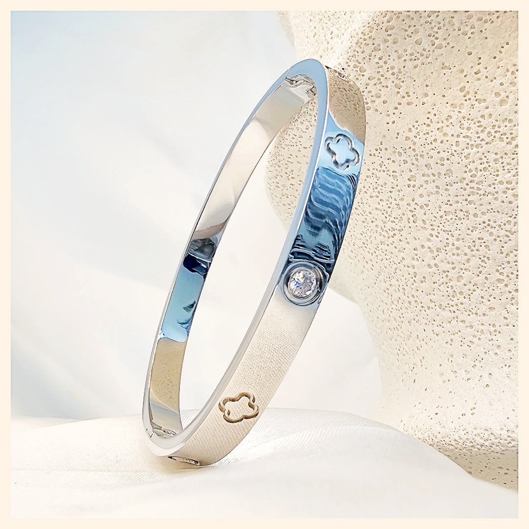 Kade Clover Bangle