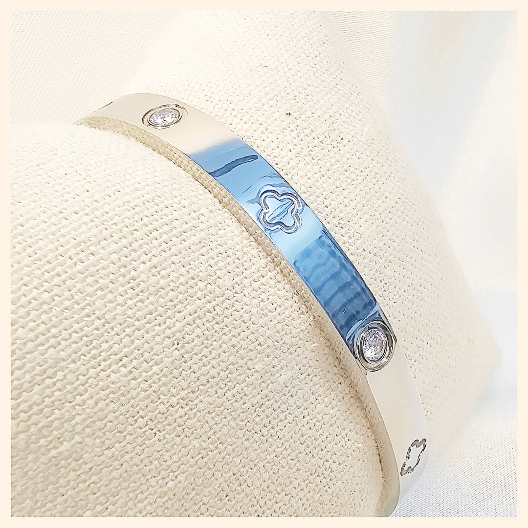 Kade Clover Bangle