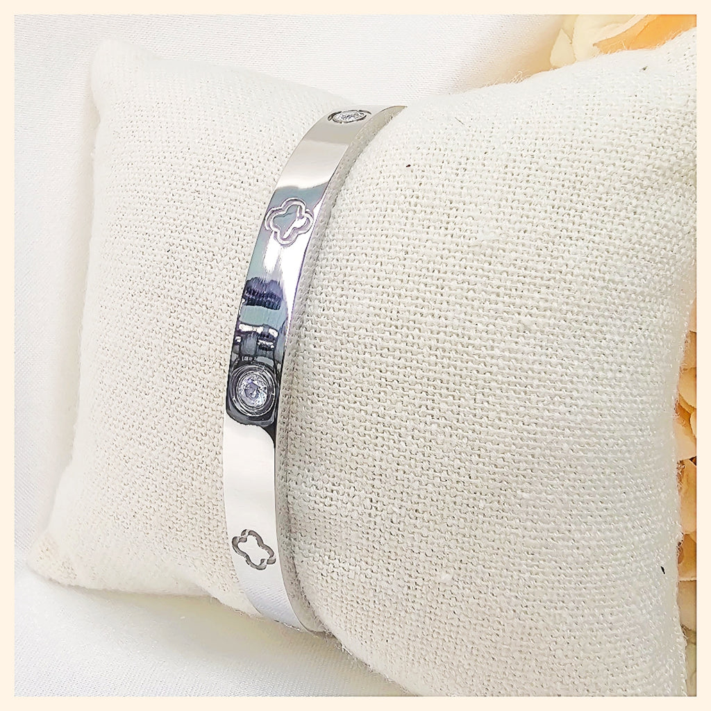 Kade Clover Bangle