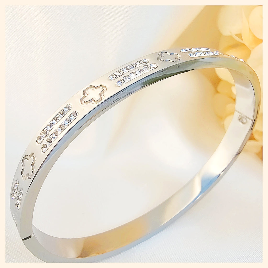 Kari Embossed Clover Bangles