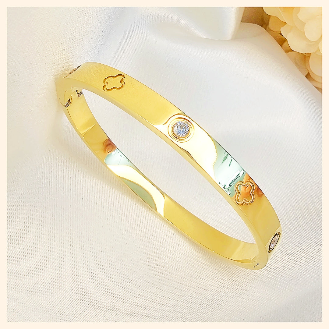 Kade Clover Bangle