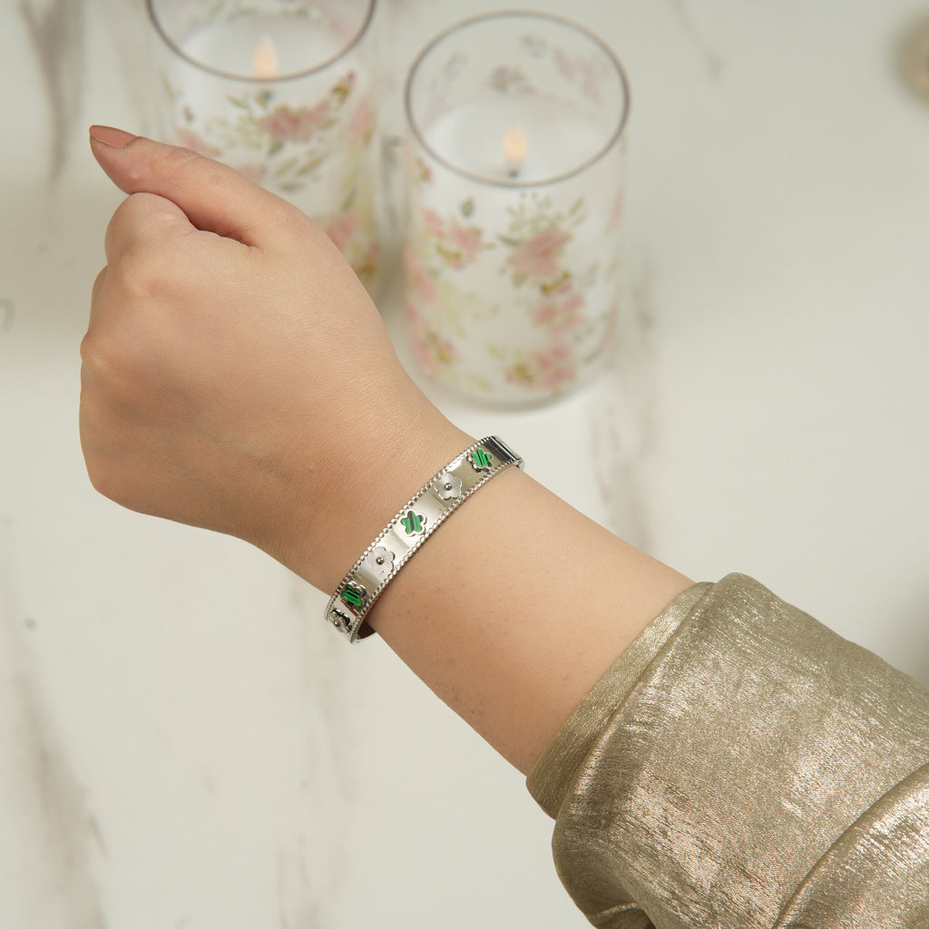 Deah Clover Star Bangle