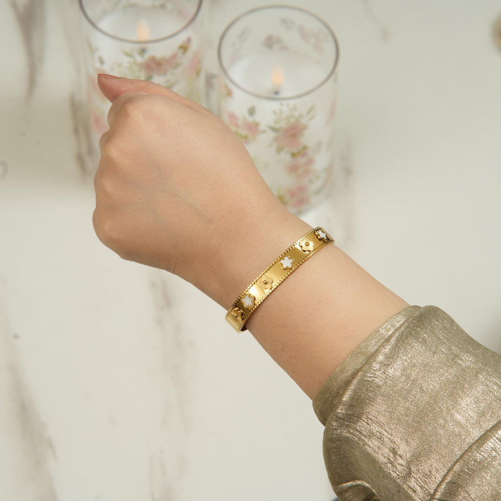 Deah Clover Star Bangle