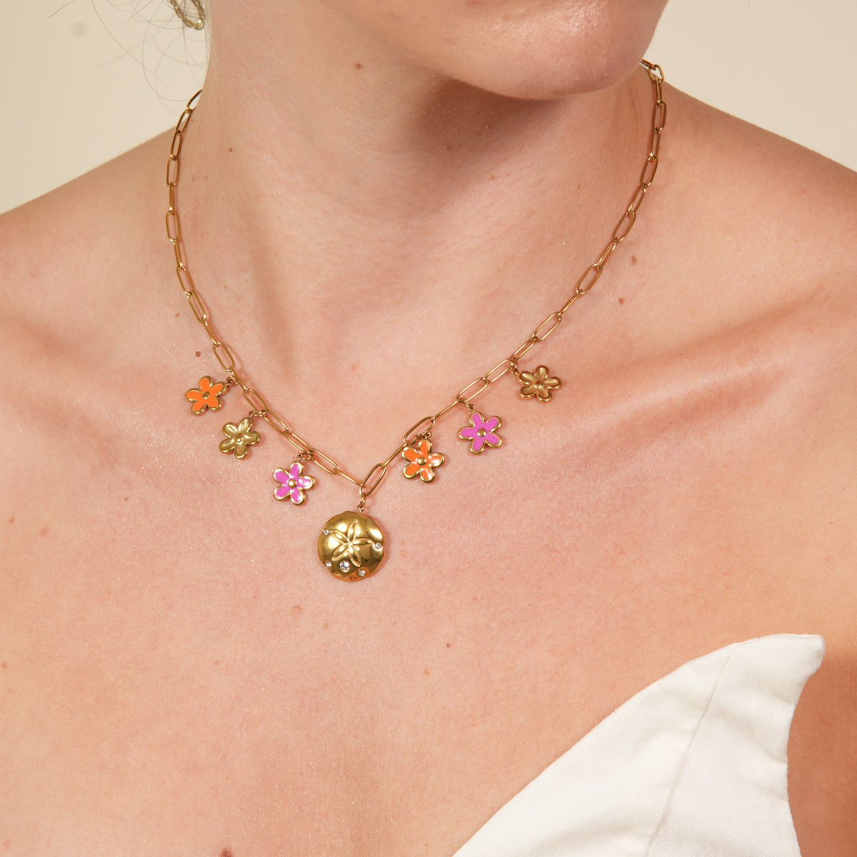 Jean Dripping Daisy Necklace