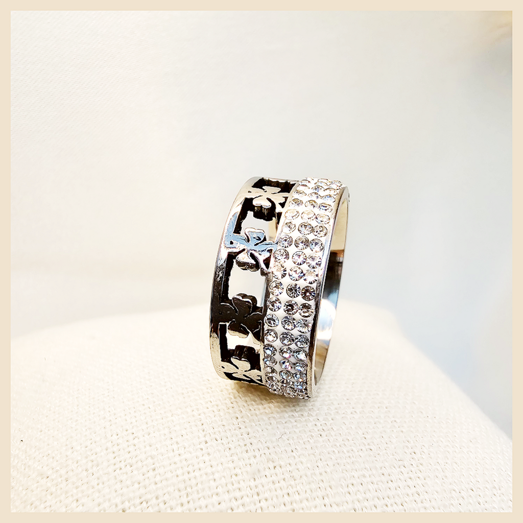 Ceci gold-plated clover ring in titanium steel, a beautiful promise ring for her that adds soft brilliance and a sense of romantic luxury in the UAE.