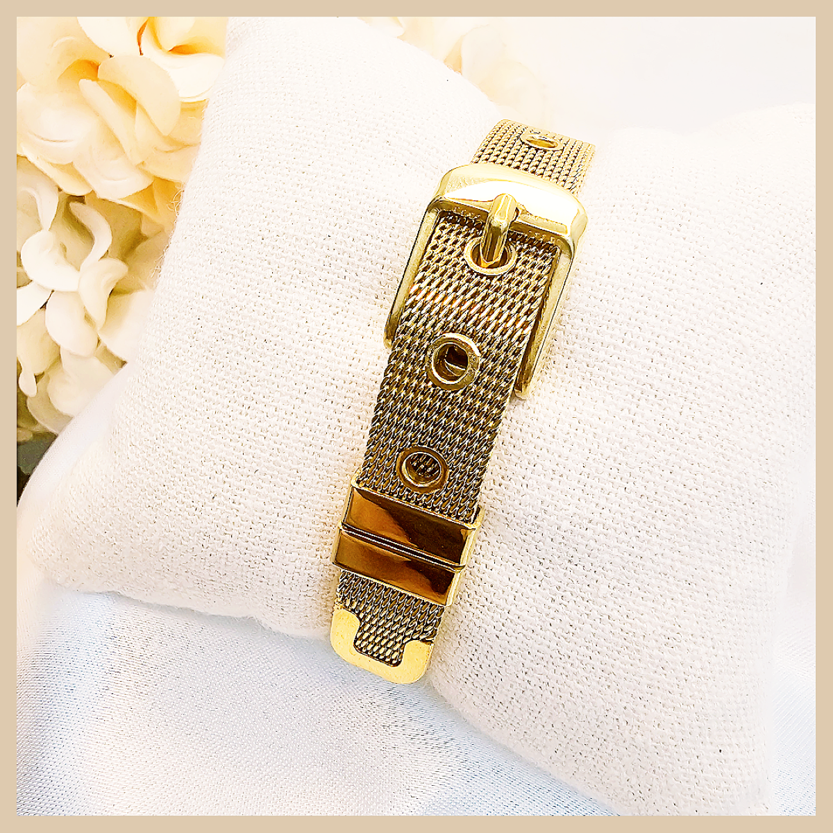 Adjustable Alba 20mm Milanese mesh strap in gold-plated finish, a comfortable unisex bracelet-style band that looks elegant from office to evening.