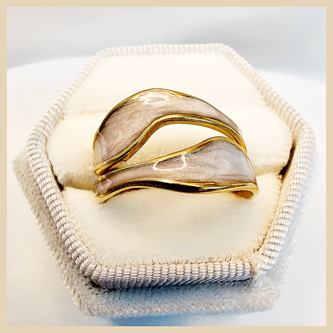 Adjustable Anis wavy ring set in silver with double band detail, a stylish choice for women who love flexible comfort and sleek everyday luxury.