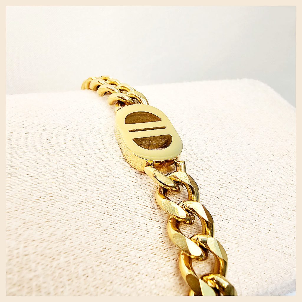 Aida D Style twist rope chain bracelet for women, a fashion accessory that adds sleek texture and refined shine to both casual and evening outfits.