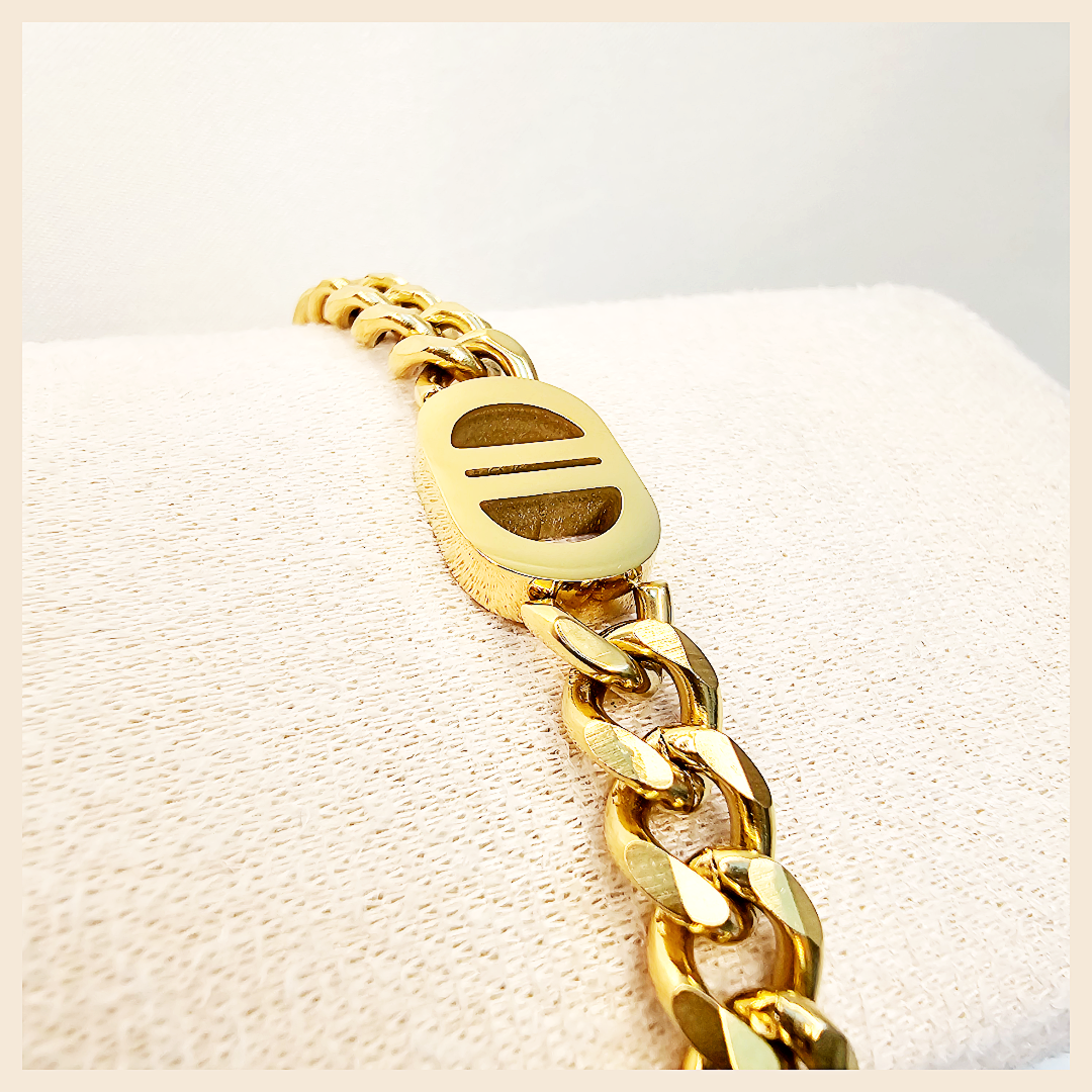 Aida D Style twist rope chain bracelet for women, a fashion accessory that adds sleek texture and refined shine to both casual and evening outfits.