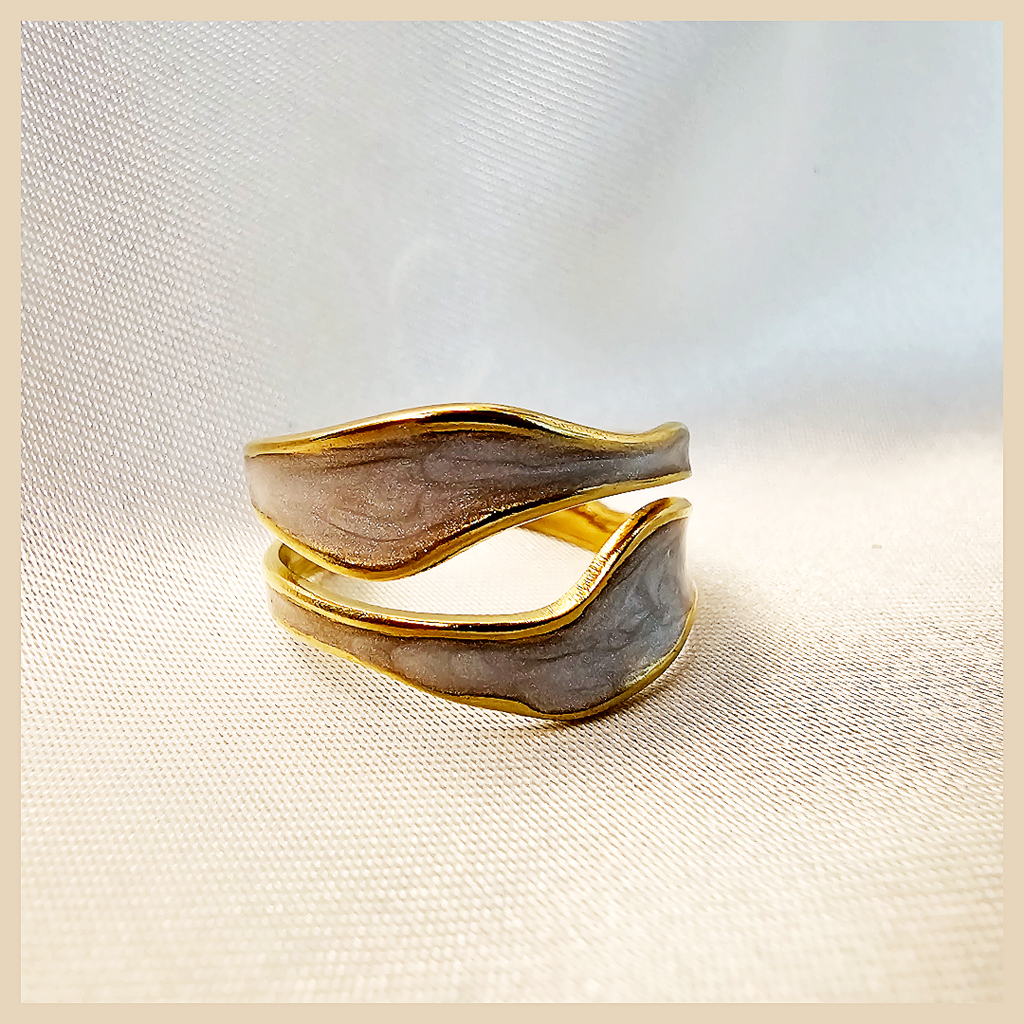 Anis wavy X-shape double band ring set for women, a simple chic jewellery look that feels contemporary, elegant, and easy to style from day to night.