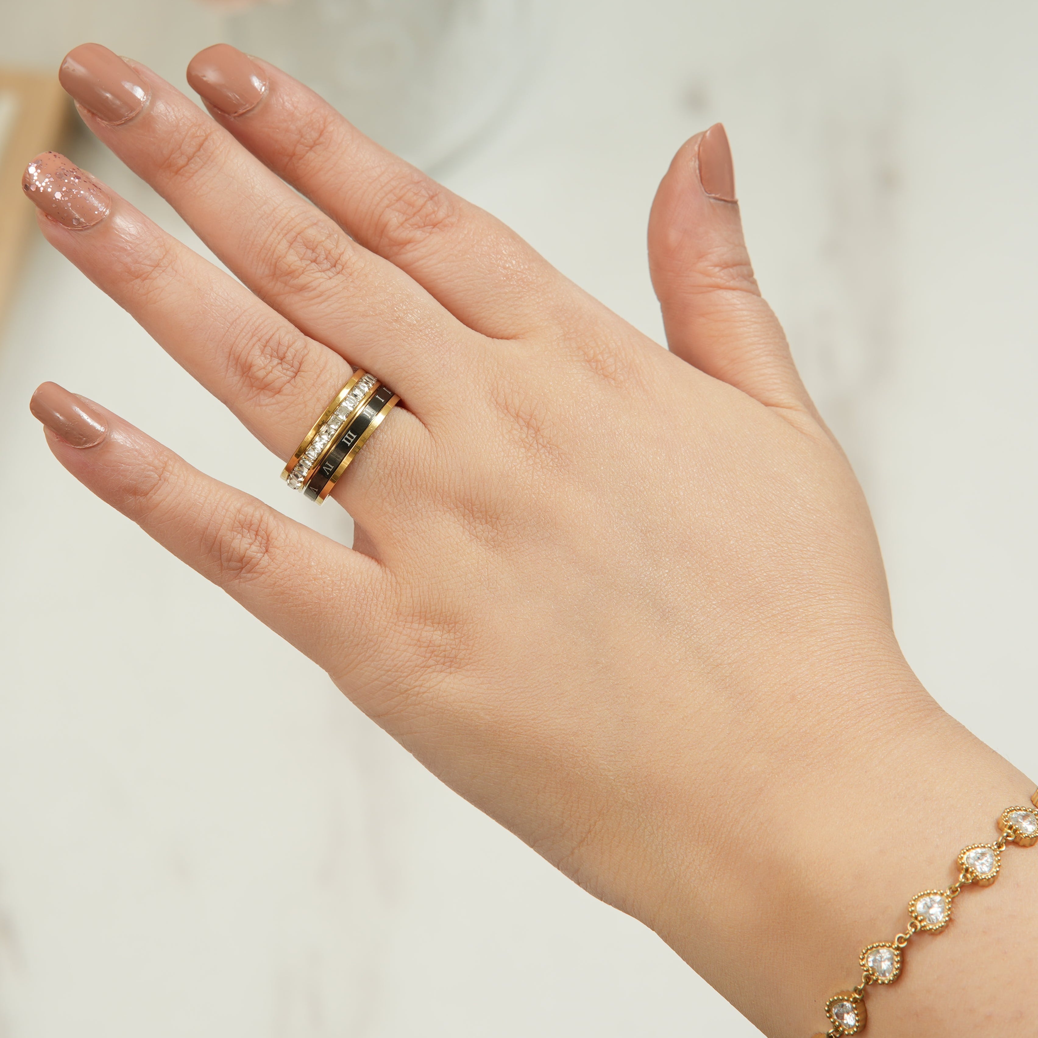 Anni Roman Numeral ring in minimalist stainless steel, a non-tarnish women’s piece designed for everyday luxury and polished confidence in the UAE.