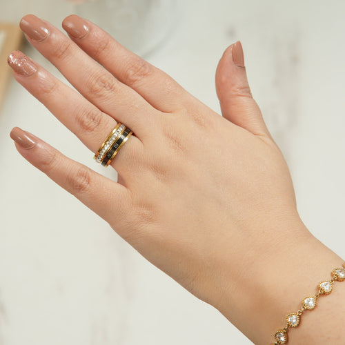 Anni Roman Numeral ring in minimalist stainless steel, a non-tarnish women’s piece designed for everyday luxury and polished confidence in the UAE.