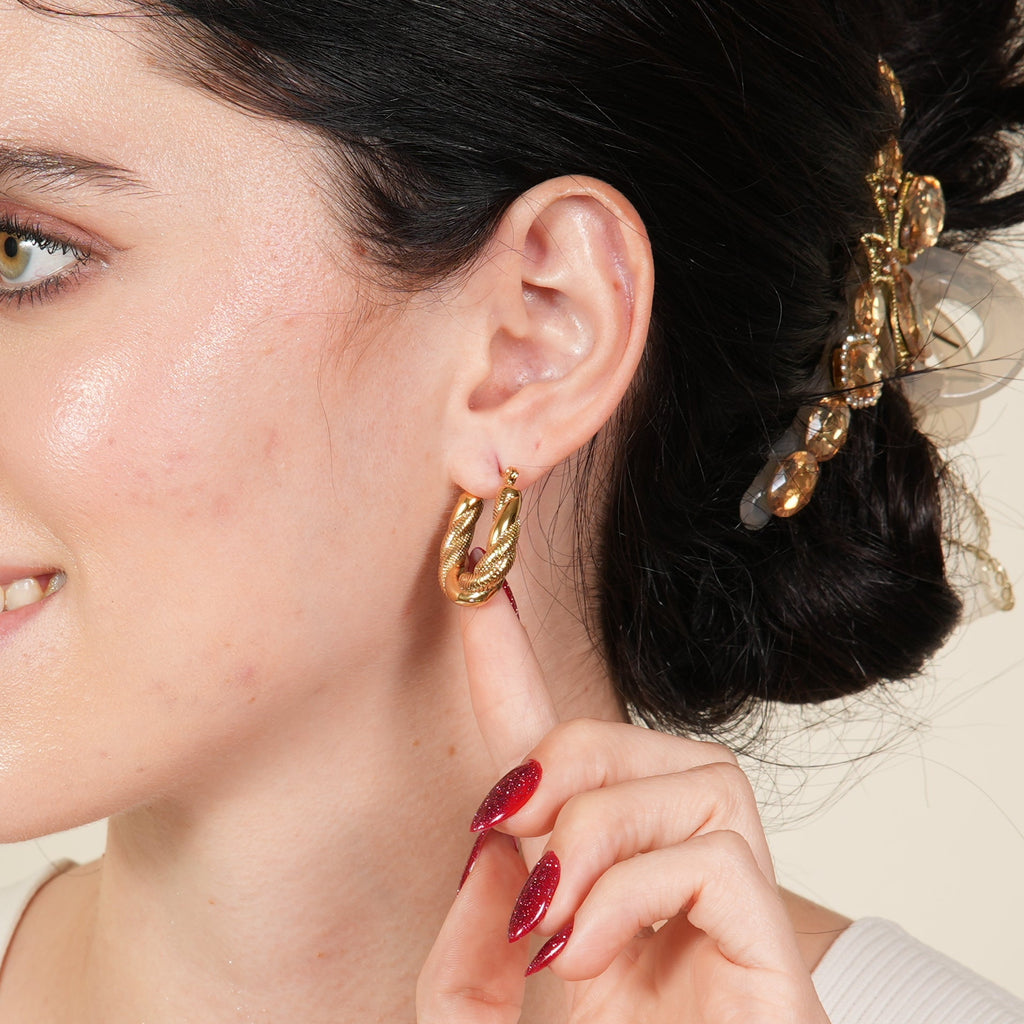 Arla twist hoop earrings in sterling silver with a Mobius-inspired design, created for women who want timeless elegance and a polished premium finish in the UAE.