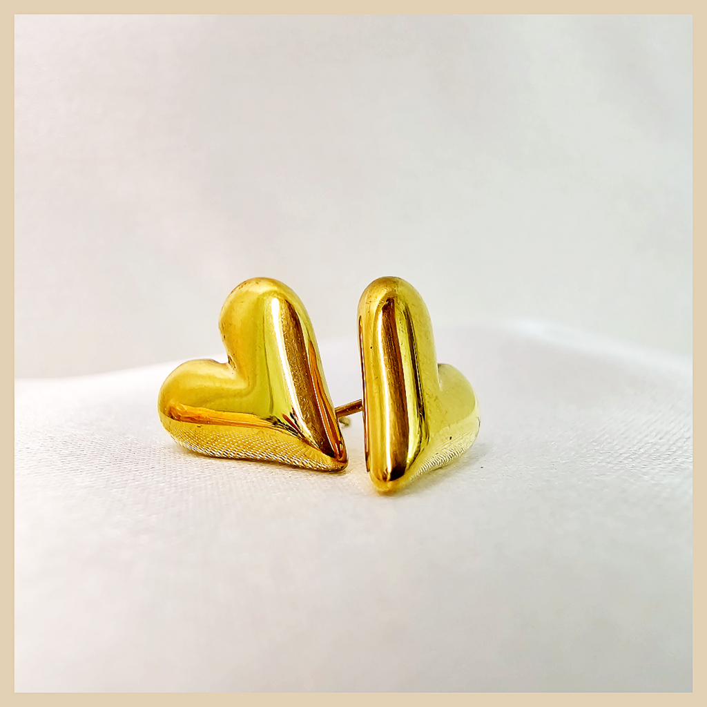 Asha heart dangle earrings designed with graceful movement, adding romantic elegance and confidence to a woman’s everyday look in the UAE.