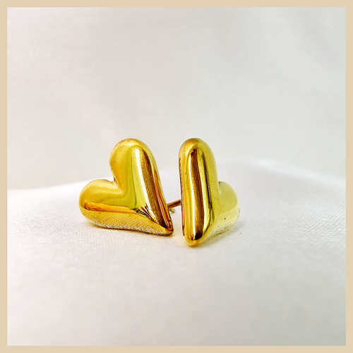 Asha heart dangle earrings designed with graceful movement, adding romantic elegance and confidence to a woman’s everyday look in the UAE.