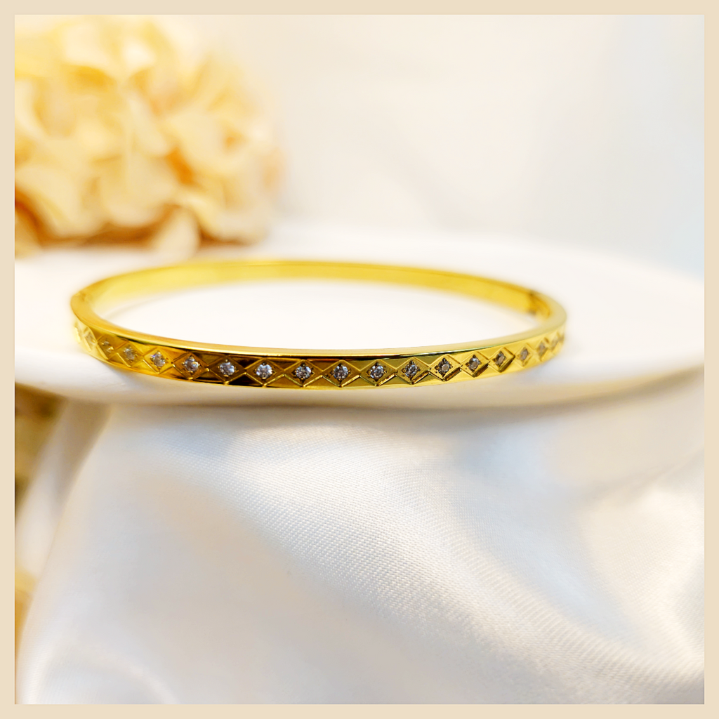 Bana 18K gold-plated zigzag cuff bangle styled for Dubai-inspired fashion, bringing bold structure, elegance, and photo-ready appeal to the wrist.