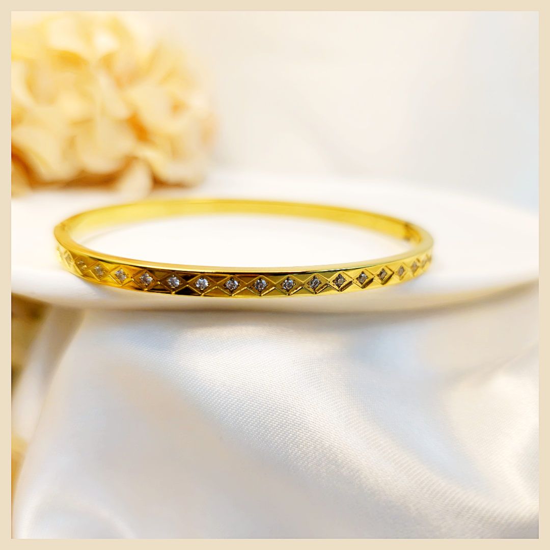 Bana 18K gold-plated zigzag cuff bangle styled for Dubai-inspired fashion, bringing bold structure, elegance, and photo-ready appeal to the wrist.