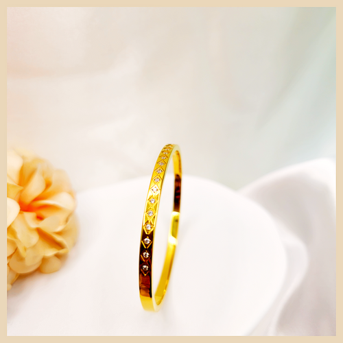 Bana Zigzag bangle in 18K gold-plated finish, a chunky cuff bracelet for women that delivers bold geometric elegance and premium UAE-ready style.