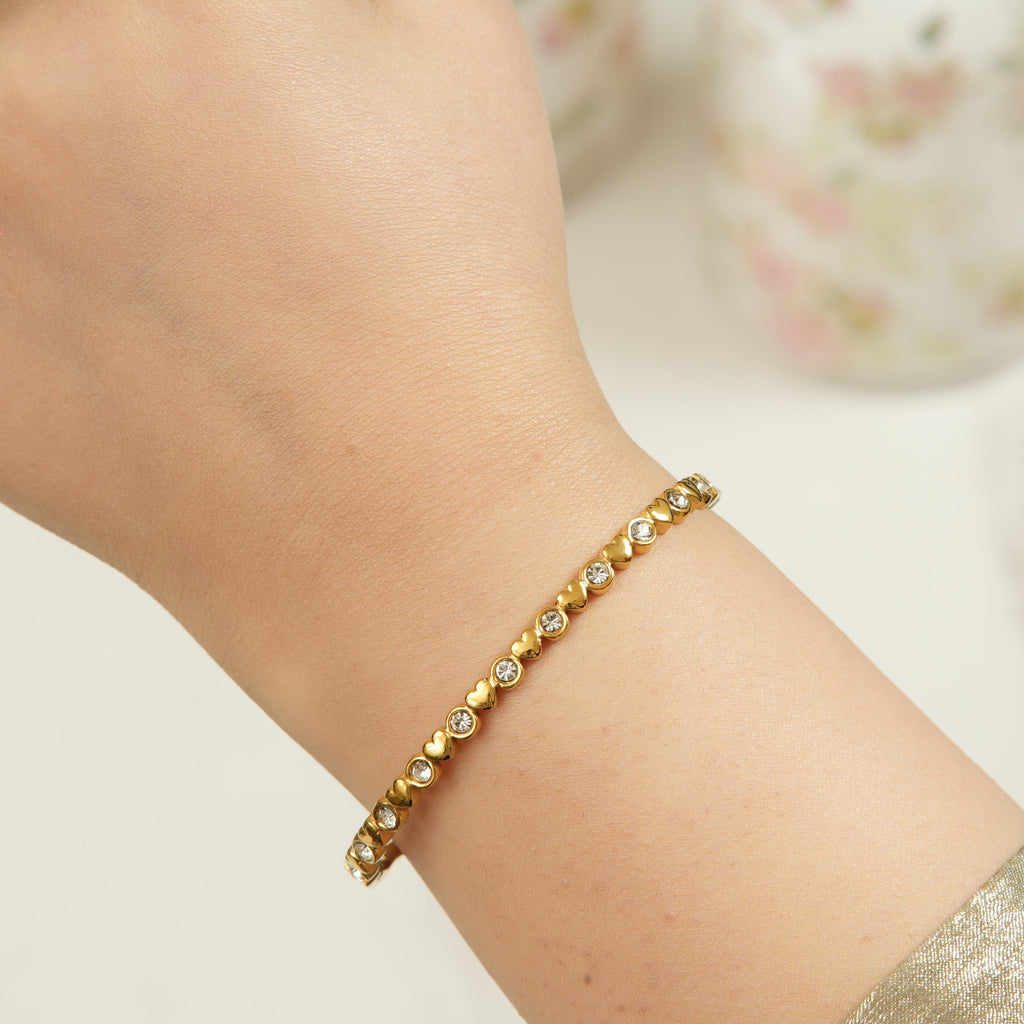Bold 18K gold bracelet stack for women in the UAE, offering a strong, luxurious statement that empowers modern style and high‑end confidence.