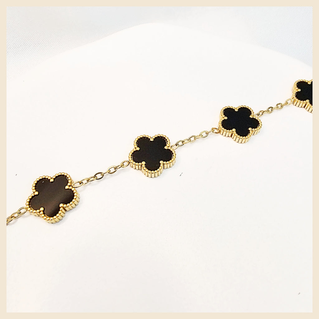 Bridal gift Kiri clover openable crystal bracelet in 18K gold-plated style, ideal for weddings, engagement celebrations, and elegant photo-ready moments.