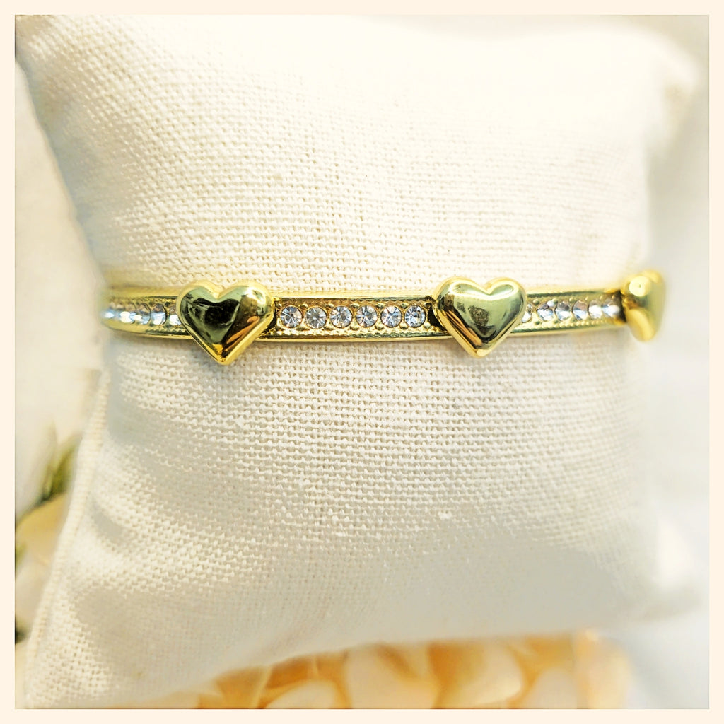 Chunky flower‑engraved gold bangle, ideal for trend‑savvy buyers who want a bold, modern accessory that still feels luxurious and trusted.