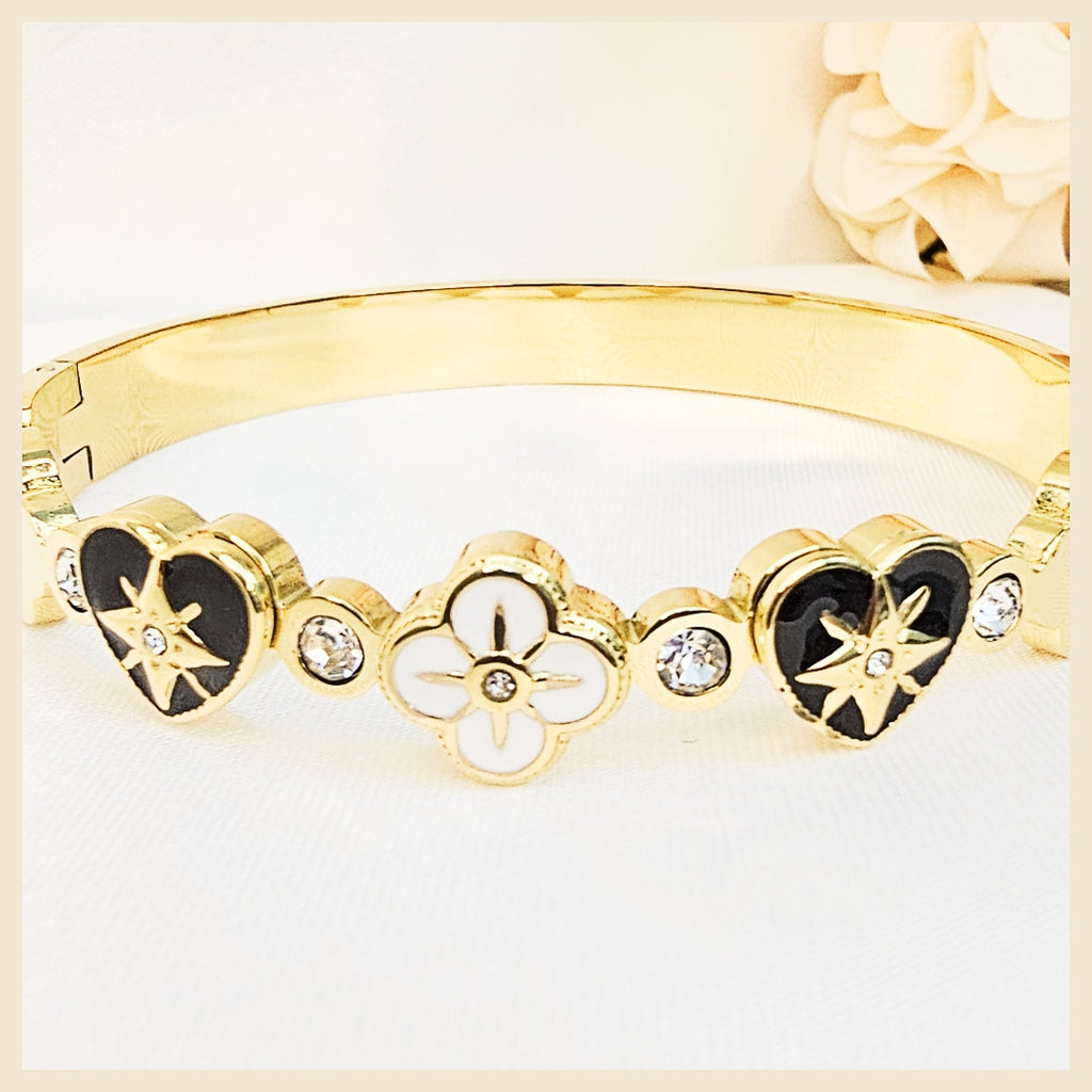 Adjustable gold clover bracelet blending romance and symbolic beauty