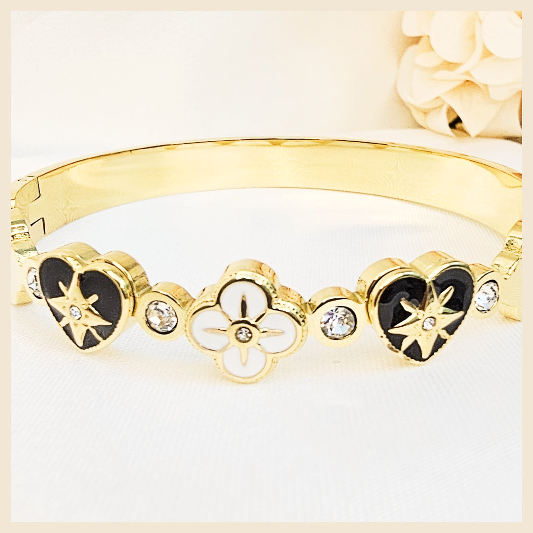 Adjustable gold clover bracelet blending romance and symbolic beauty