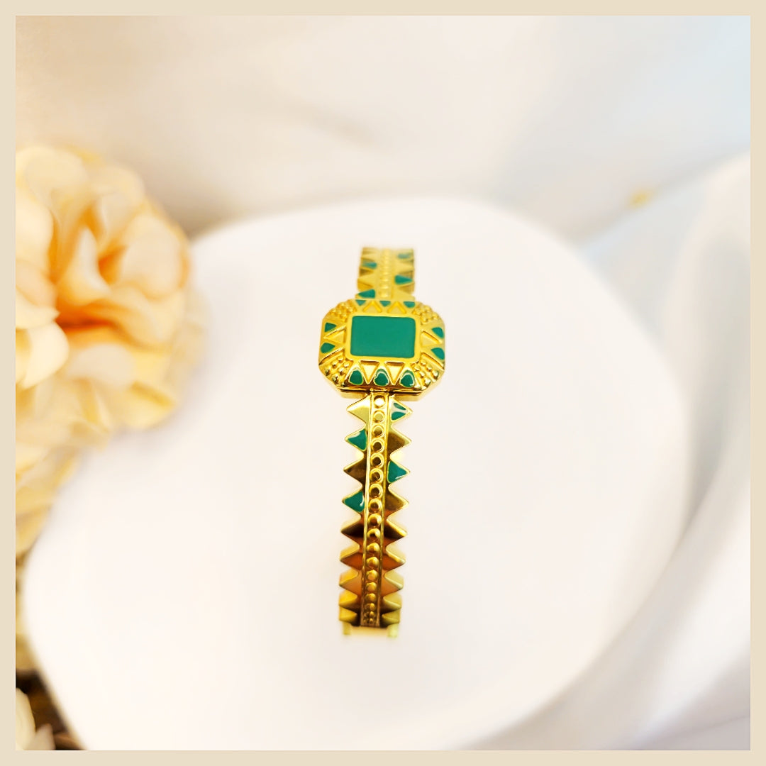 Dara ZigZag bangle in a gold bracelet set for women, a stackable boho multi-layer design that adds confident elegance and premium shine to UAE styling.