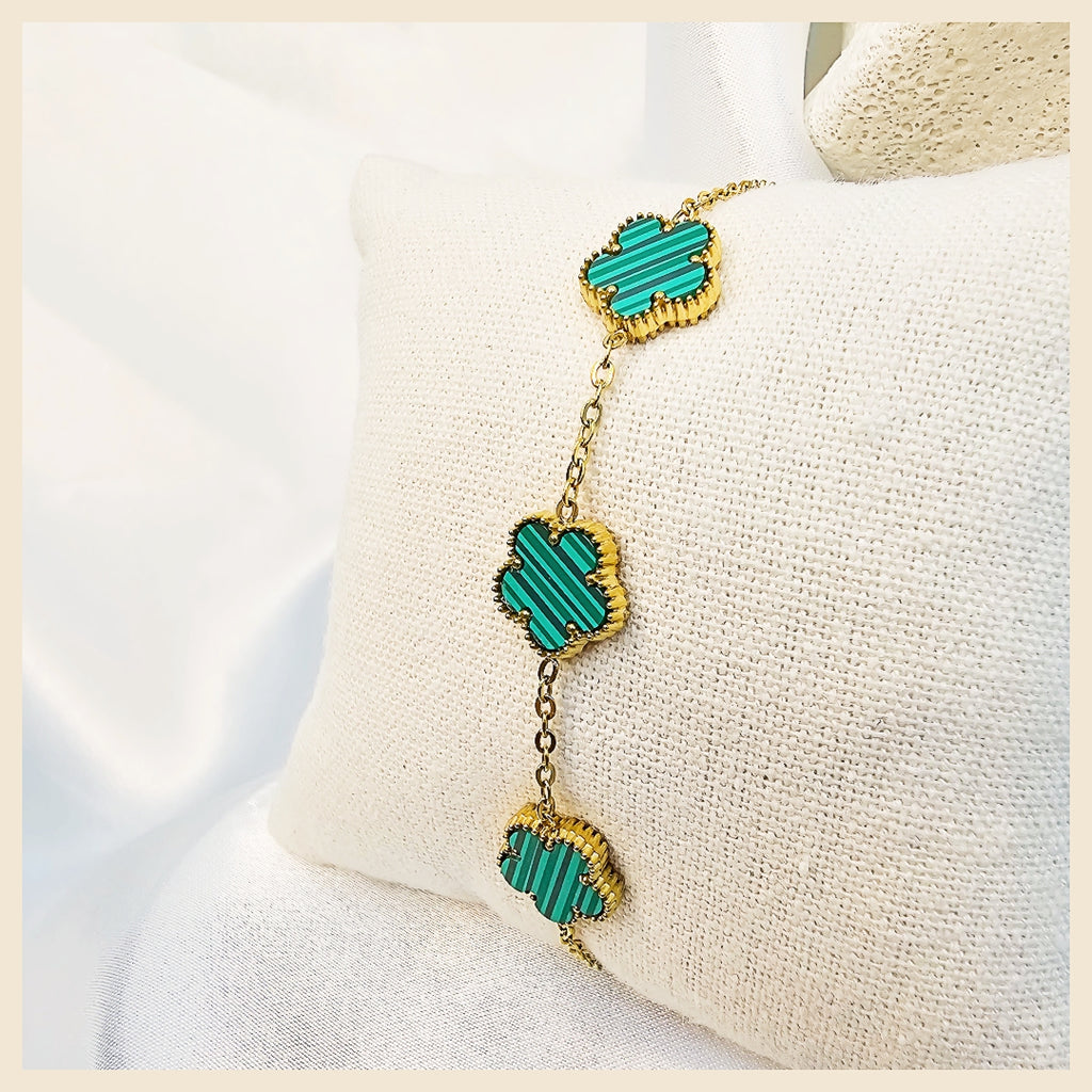 Elegant 18K gold-plated openable crystal bracelet for women, a gift-worthy accessory that adds timeless glamour to both daily and occasion wear.