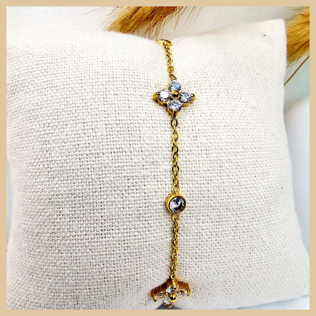 Elegant Fola clover openable bracelet in a gold-plated crystal style, a beautiful gift for her for Eid, anniversaries, or meaningful celebrations.